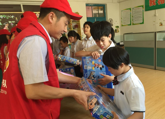 心系特殊儿童 济南tqb谈球吧公益慈善进特教学校